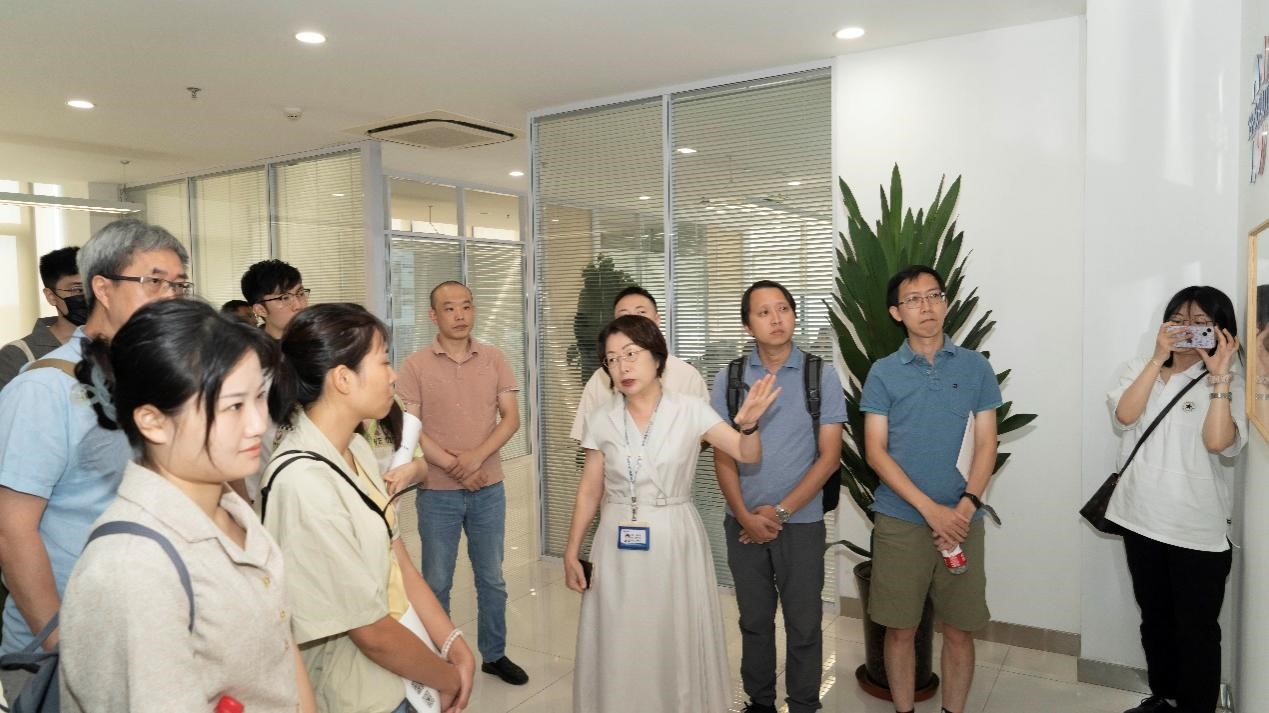 澳门汗青老师国情研建班光临Z6尊龙科技参观调查